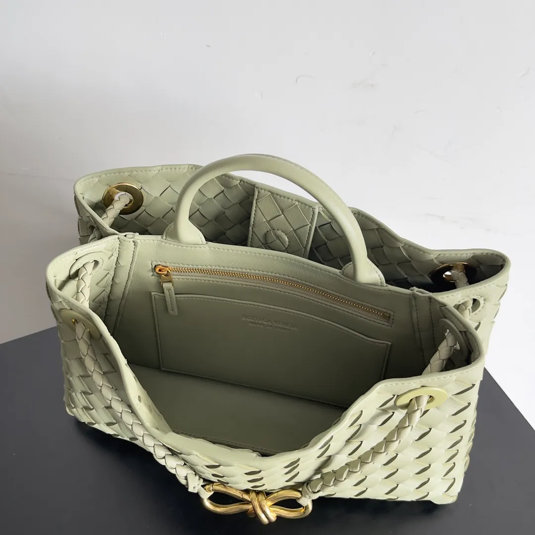 BV 1960 BV Lin Xinru, Ken Dou, Zhou Yutong, Zhu Zhu and other similar models, Andiamo Italian Let'go's new horizontal version design is more refined and elegant. The horizontal version presents a light and fashionable feeling that is more suitable for the body shape of Asian girls. The actual upper body is really awesome! Practicality and elegance coexist! 🉑️Carry it by hand, shoulder or crossbody, the law of true fragrance🥳 Style number: 754990 Size: 29*10*18